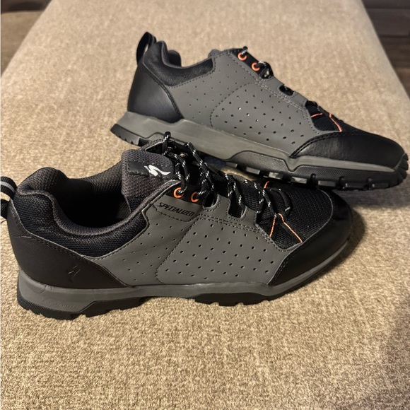Specialized Other - Specialized Men's Black and Gray Athletic Shoes size 10.5 missing insoles, clean